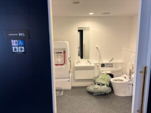 万博アメリカ館にてトイレ非常ボタン・非常ライト設置工事 施工中