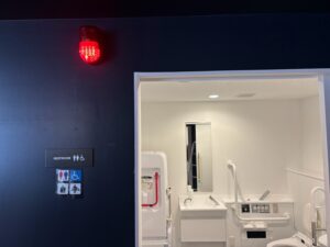 万博アメリカ館にてトイレ非常ボタン・非常ライト設置工事 施工後
