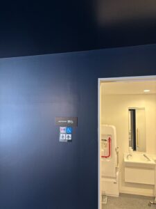 万博アメリカ館にてトイレ非常ボタン・非常ライト設置工事 施工前
