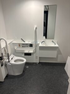 万博アメリカ館にてトイレ非常ボタン・非常ライト設置工事 施工後