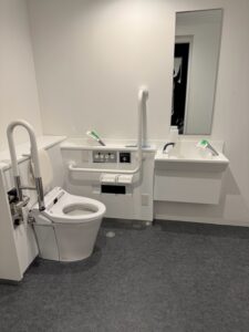 万博アメリカ館にてトイレ非常ボタン・非常ライト設置工事 施工前