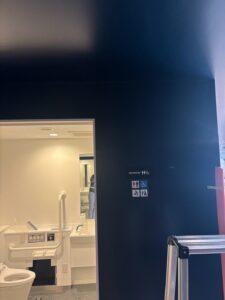 万博アメリカ館にてトイレ非常ボタン・非常ライト設置工事 施工前