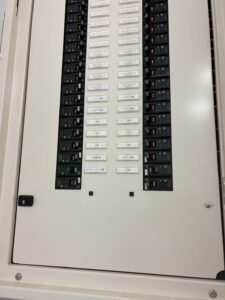 万博イギリス館-エアカーテン6台増設に伴う電気工事 引き込み後